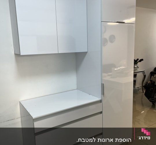 ארונות מטבח לבנים עם דלתות ומגירות